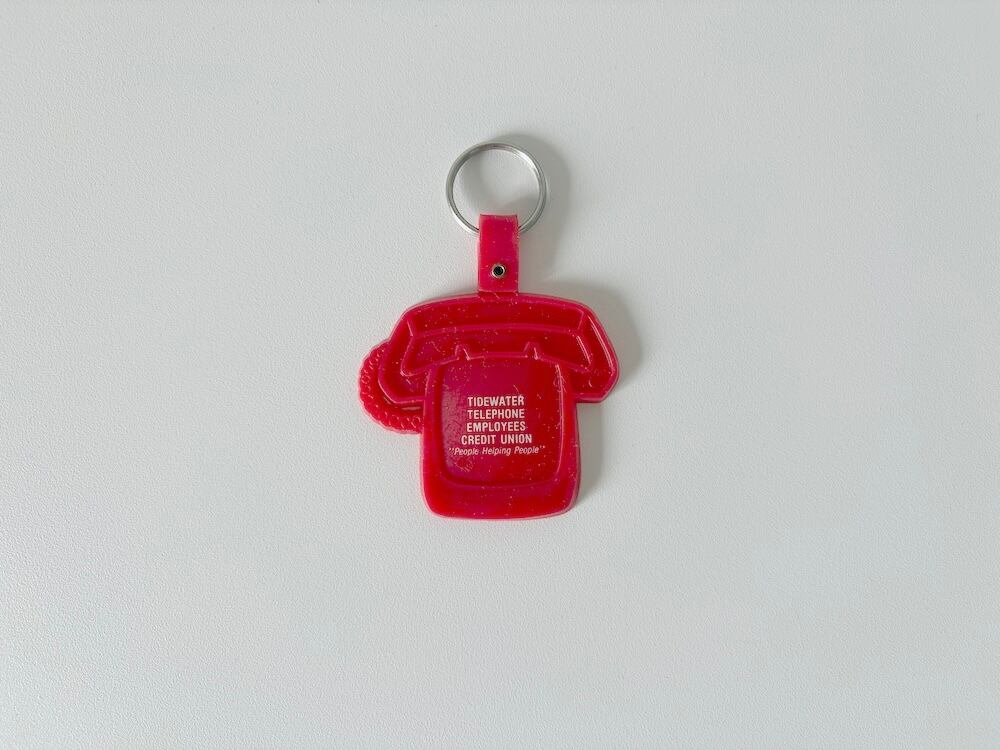 【U.S.】電話の形のキーホルダー'People Helping People'(赤) / "People Helping People" Telephone-Shaped Keychain (Red)