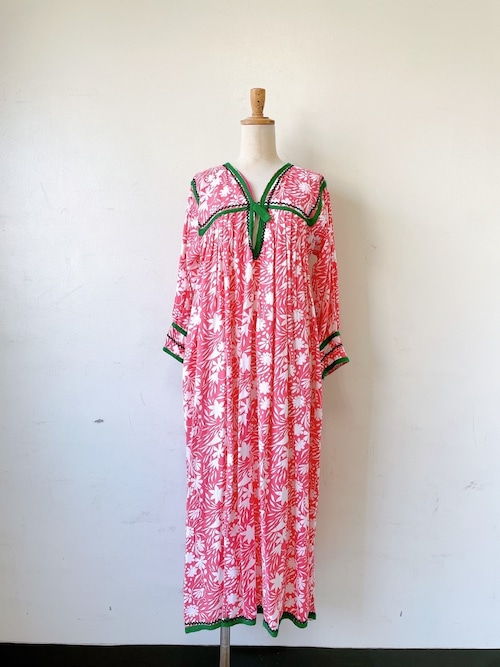 70年代～ エンブロイダリープリーツドレス