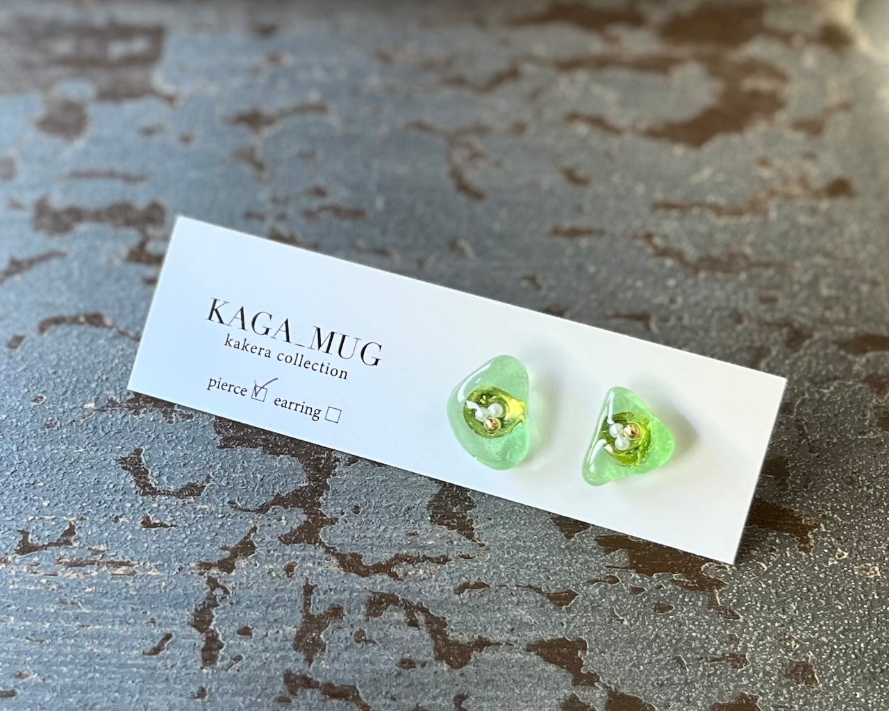 シーグラスピアス(グリーン)/ ミニパール/ゴールドビーズ 画像1