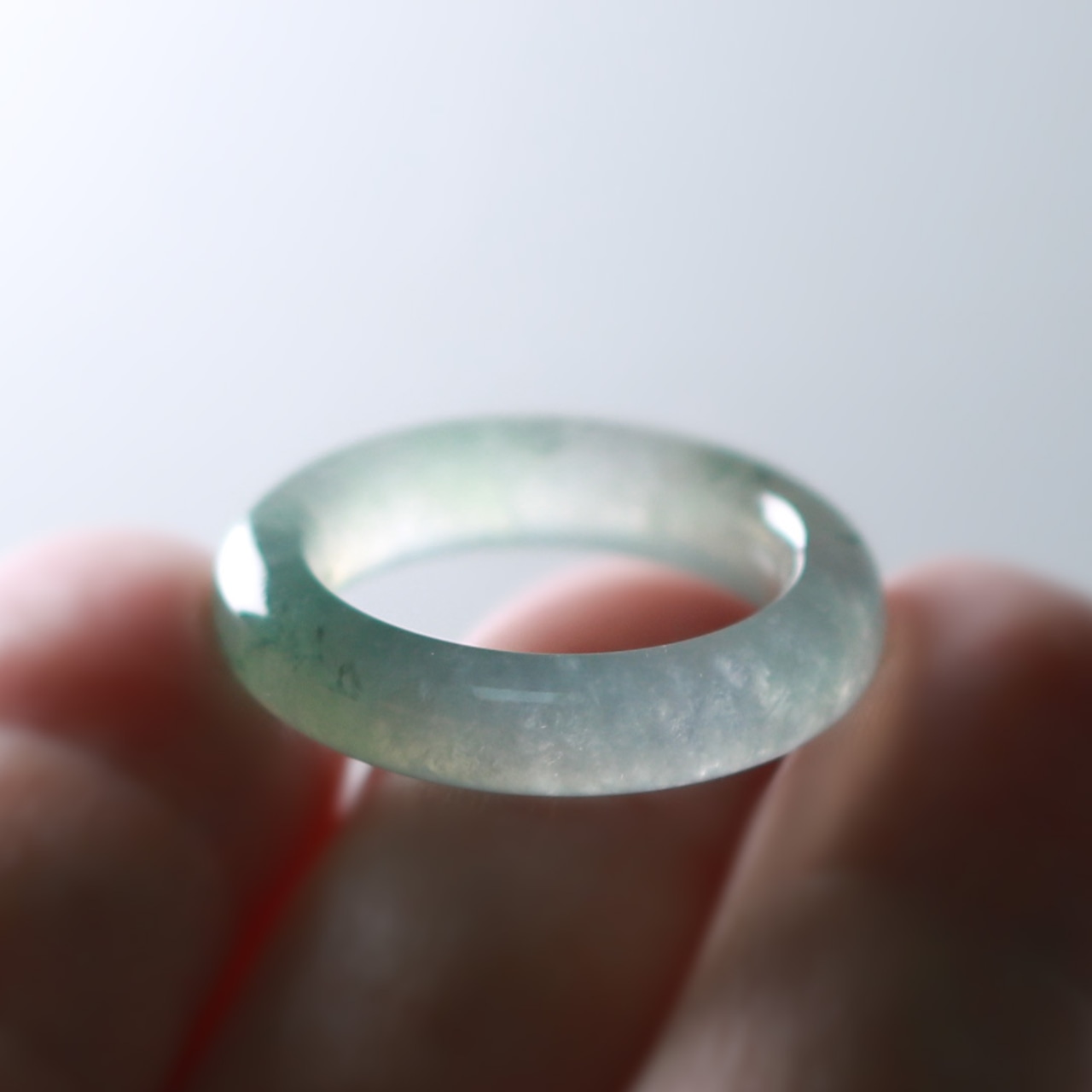 【9.5号】透明の中にふわっとワンポイントグリーンが！くり抜き甲丸リング A貨翡翠 jd_rg1729