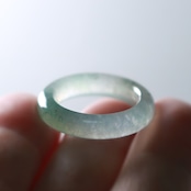 【9.5号】透明の中にふわっとワンポイントグリーンが！くり抜き甲丸リング A貨翡翠 jd_rg1729