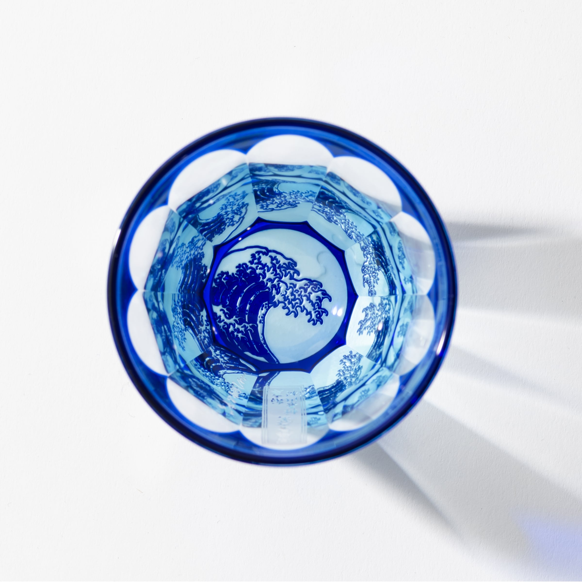 北斎・浪裏（瑠璃×ライトブルー）ぐい呑 | 椎名切子（GLASS-LAB) 江戸