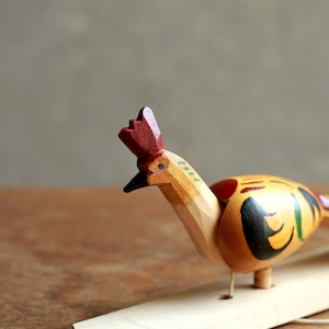 嬉しそうにエサをつつく、カラフルな鳥｜ヴィンテージ 木彫りの仕掛け玩具 つくつく鳥