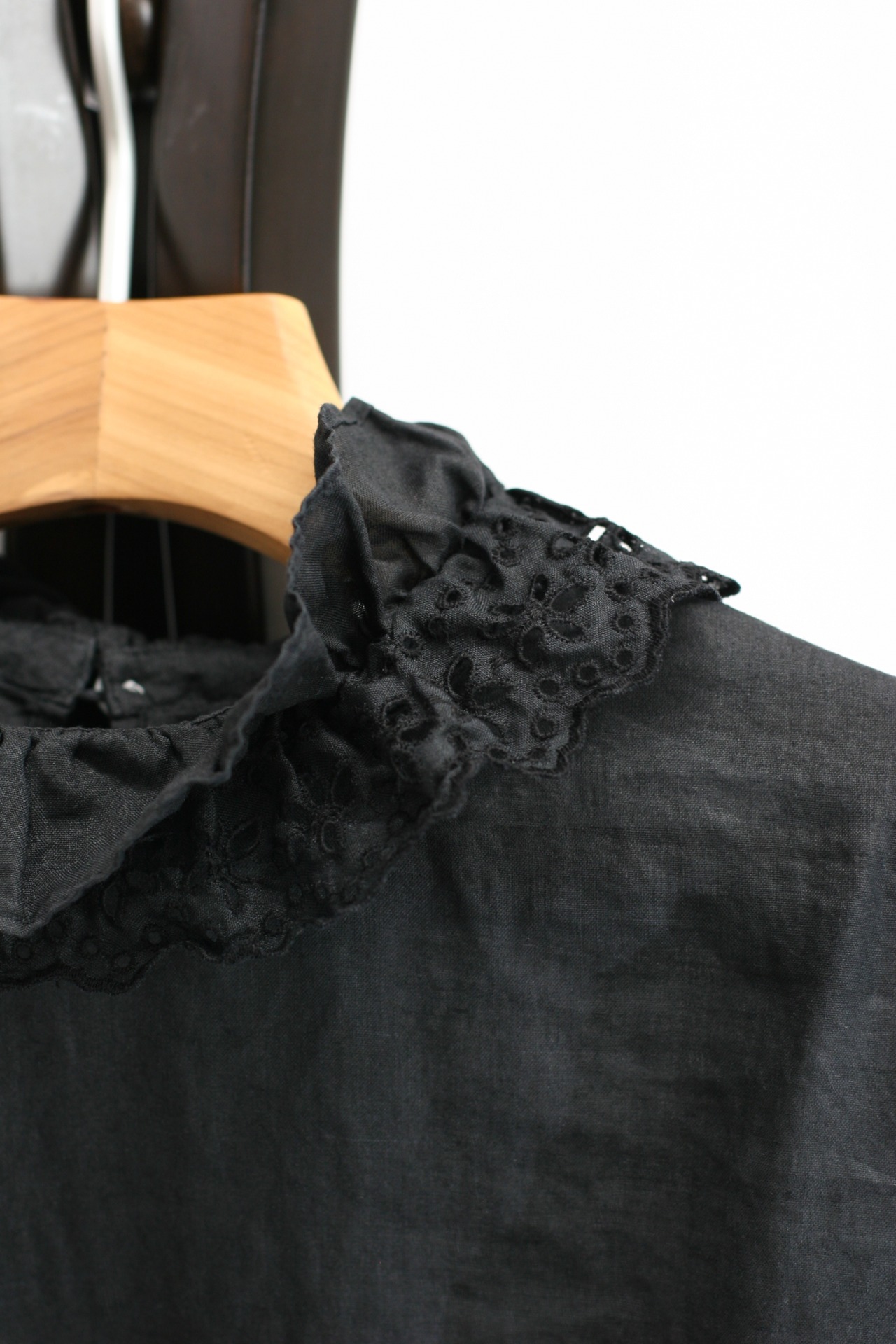 【Gauze#】DOUBLE FRILL SCALLOPED COLLAR BLOUSE / FADE BLACK（G988）