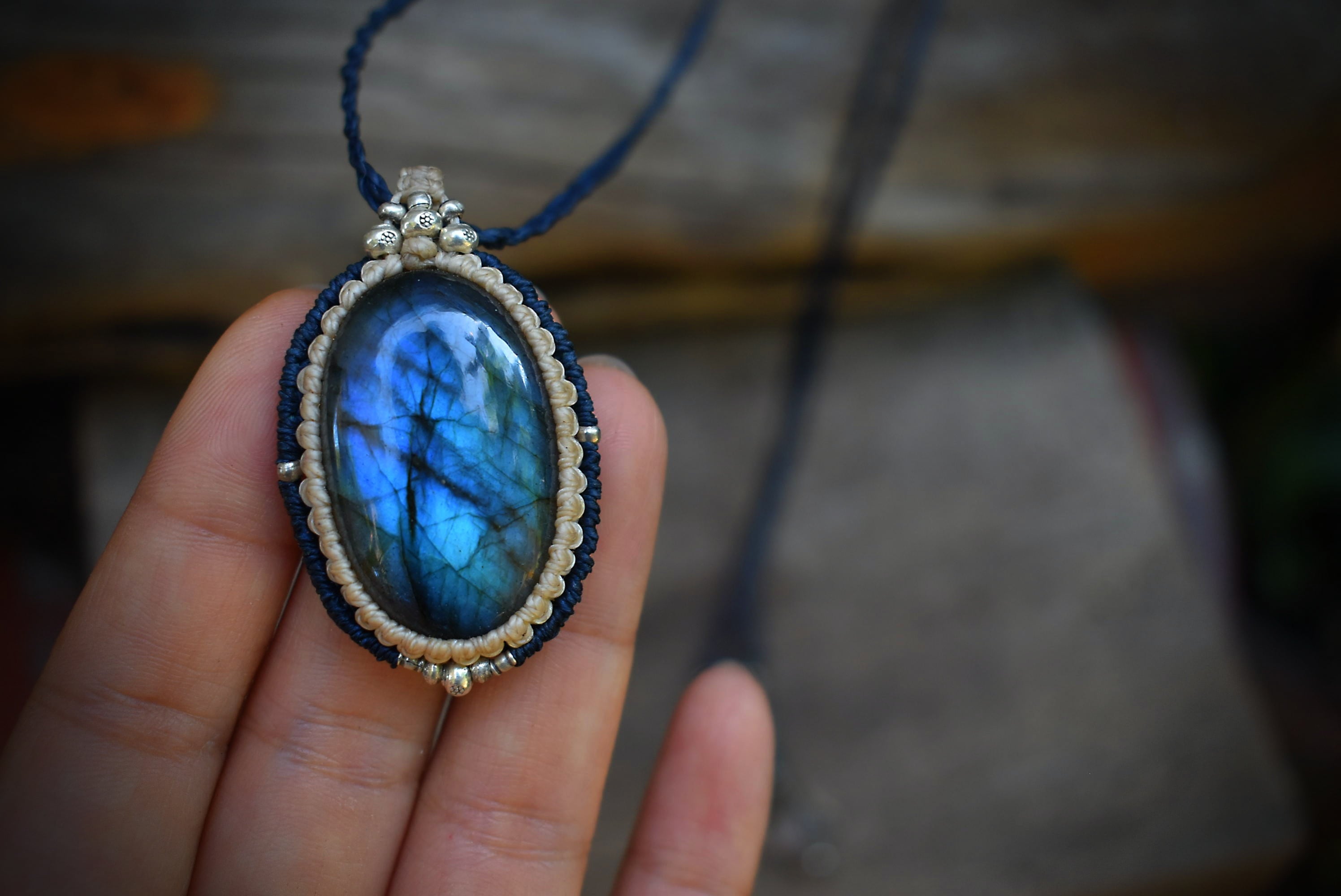蒼い輝き★ブルーラブラドライト シンプルマクラメペンダントlabm001
