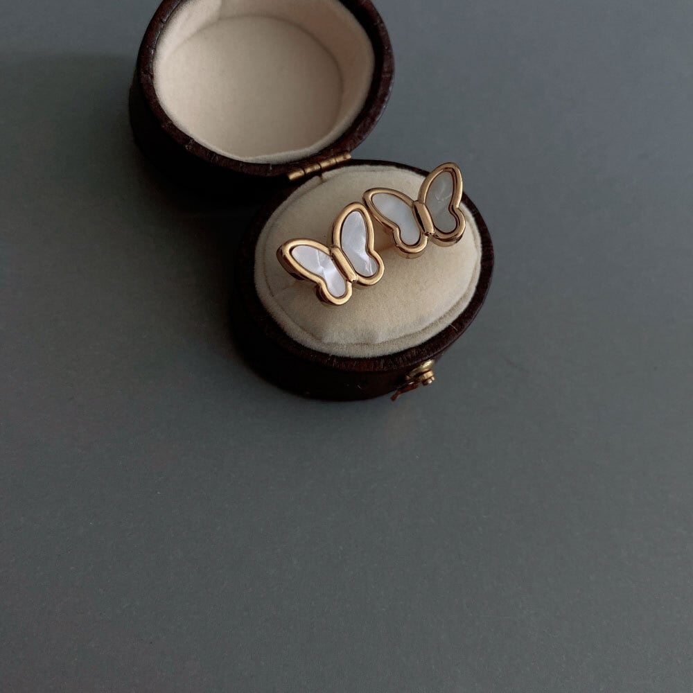 〈silver925〉白蝶貝と淡水パールのバタフライピアス 316L 白蝶貝 バタフライ ピアス サージカルステンレス | Lune jewelry