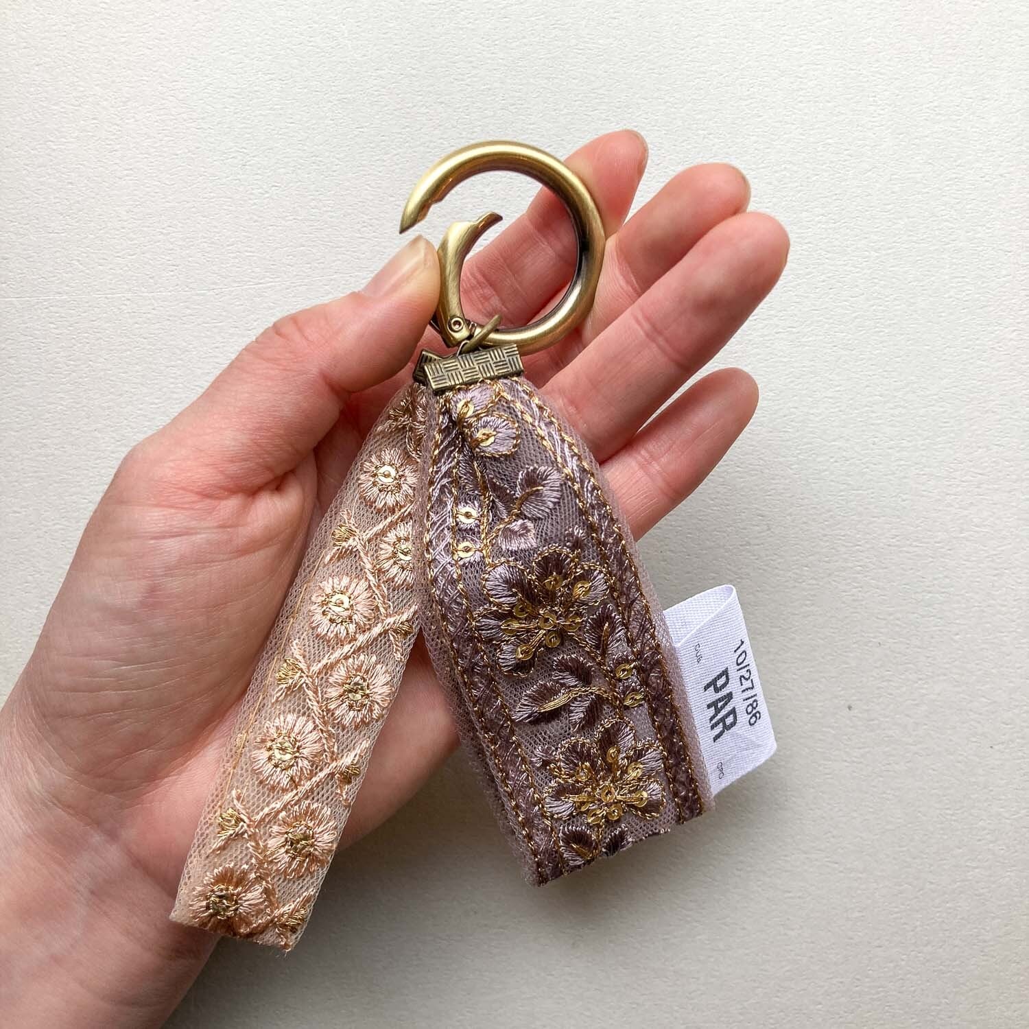 タグ付き刺繍リボンのバッグチャーム | Dua-アクセサリーパーツショップ