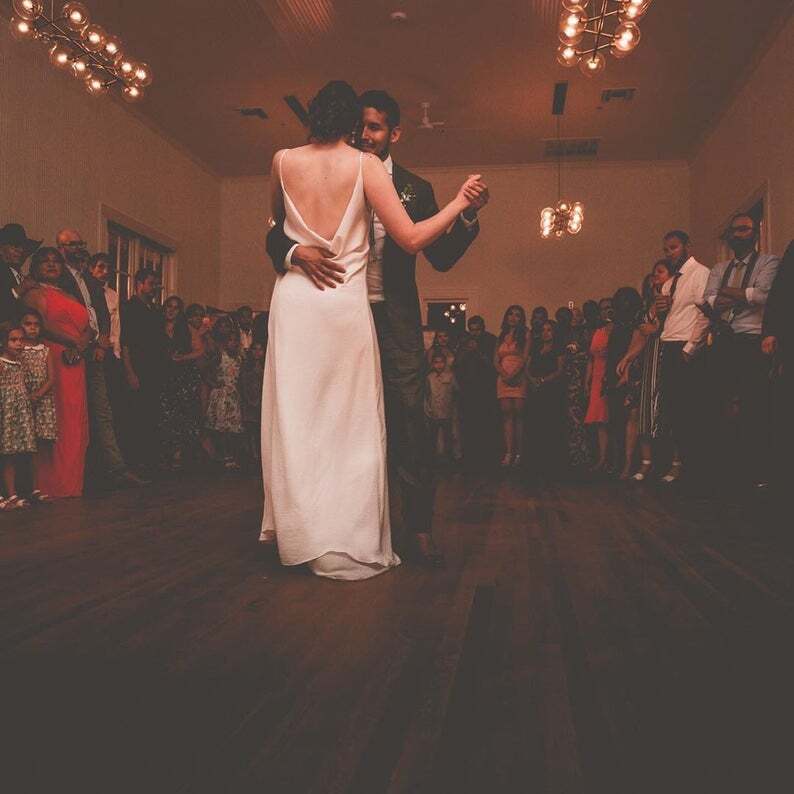 簡単なウェディングドレス-白いシルクのサスペンダースカート-セクシー  