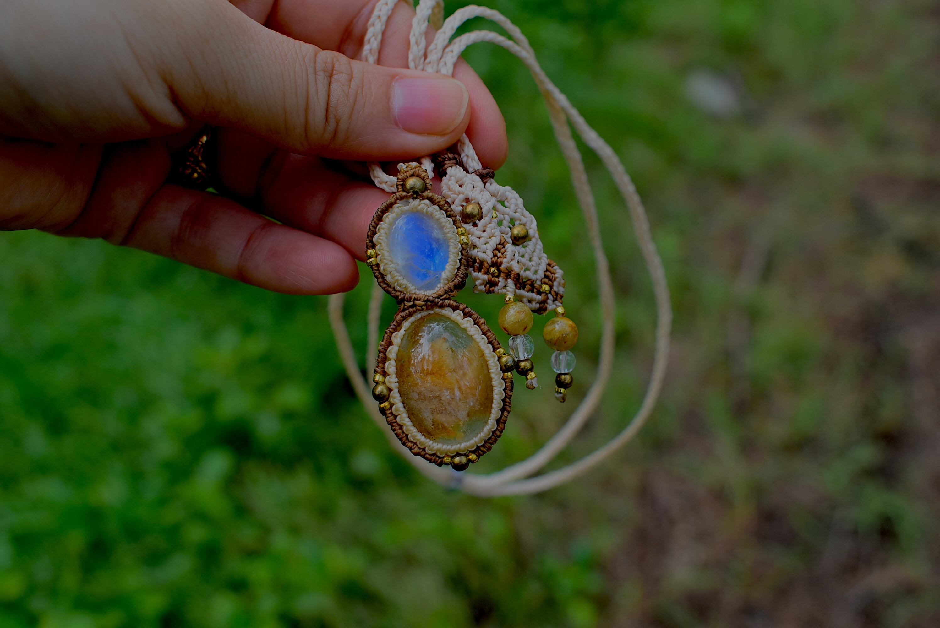 希少★ホワイトラブラトライト× 3Dグラフィック★ やわらかイエローガーデン水晶 マクラメペンダントgarm063