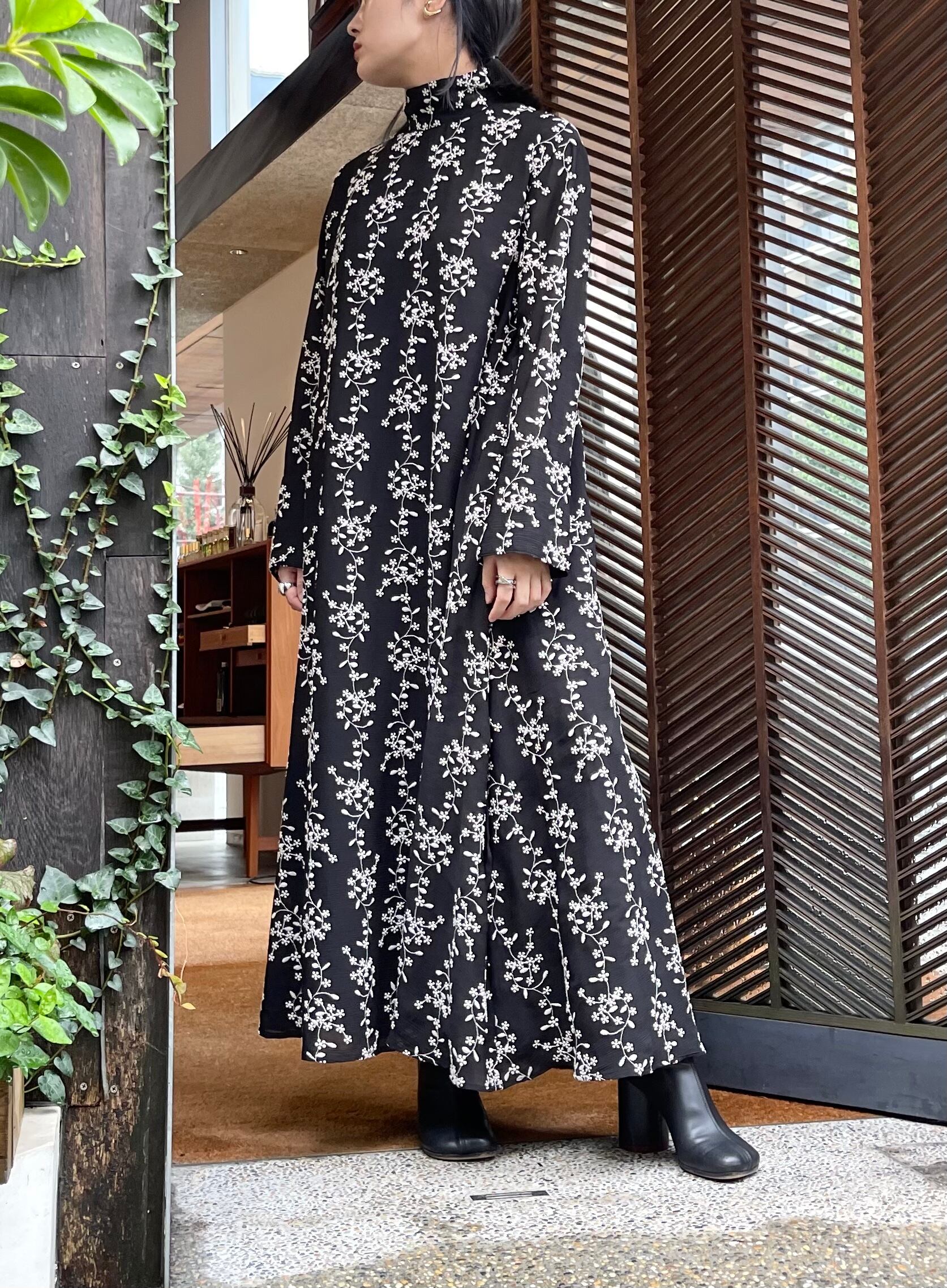 とても可愛いスカートですがCLANE  STRIPE FLOWER EMBROIDERY SKIRT