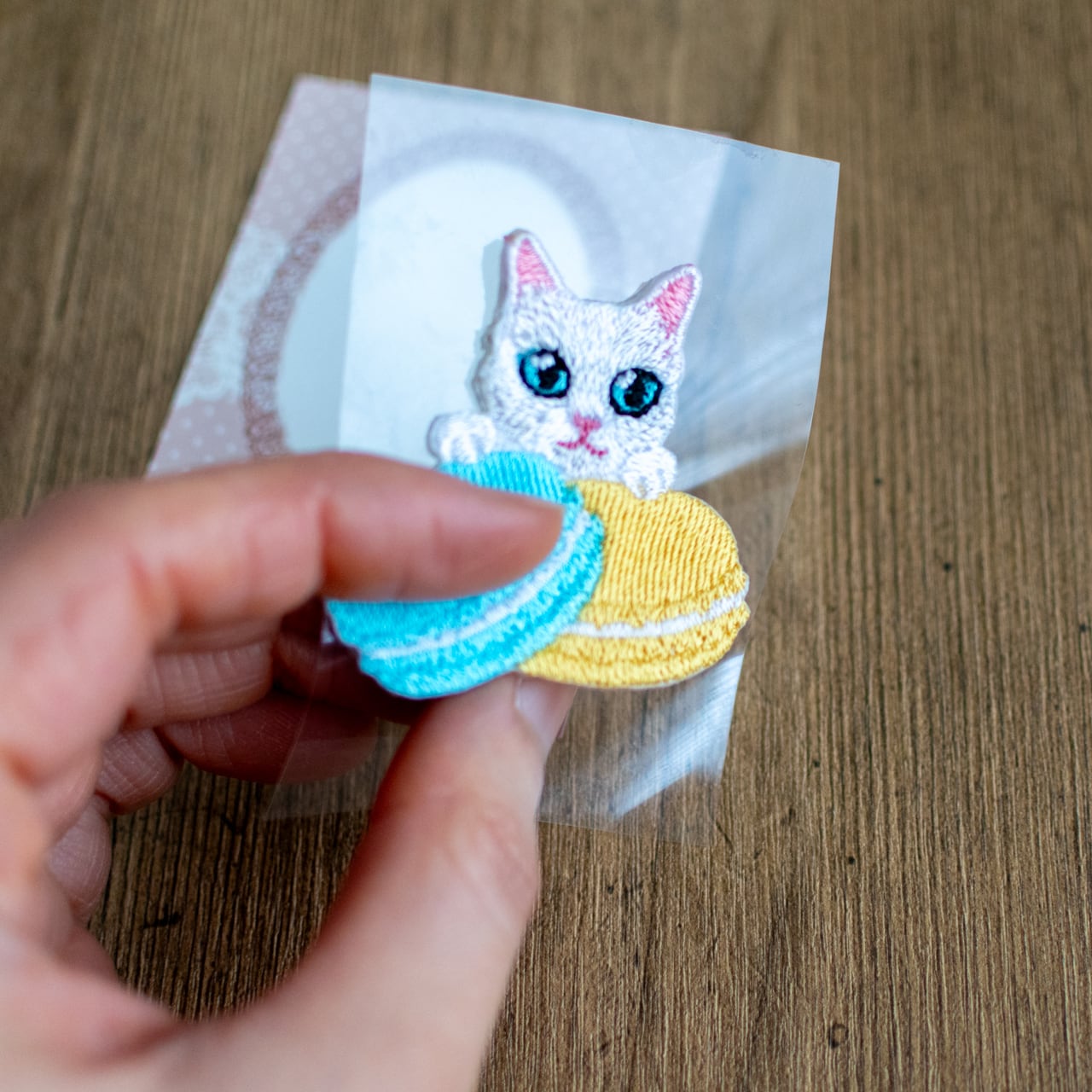 甘い時間を閉じ込めた、にゃんスイーツ刺繍シール【マカロン