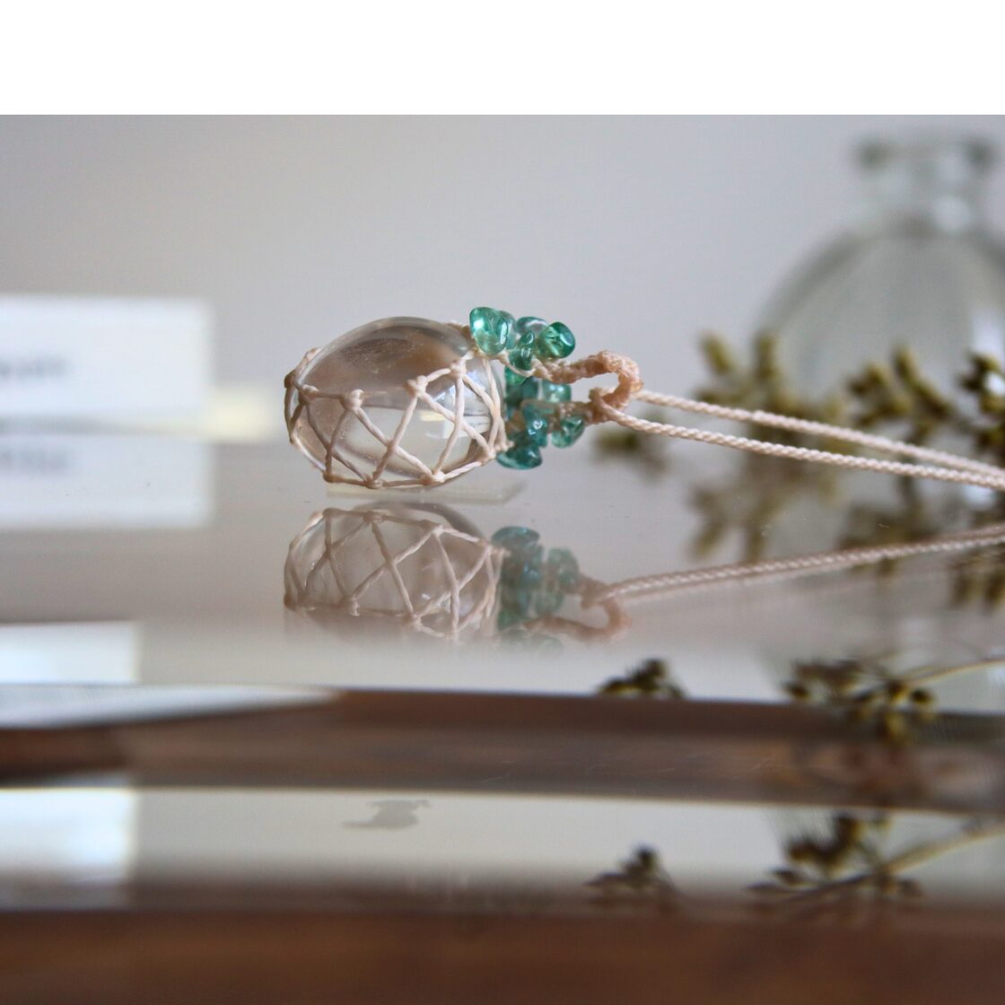 ペンダントトップ 水晶 丸玉 水晶玉 オーバル アパタイトさざれ