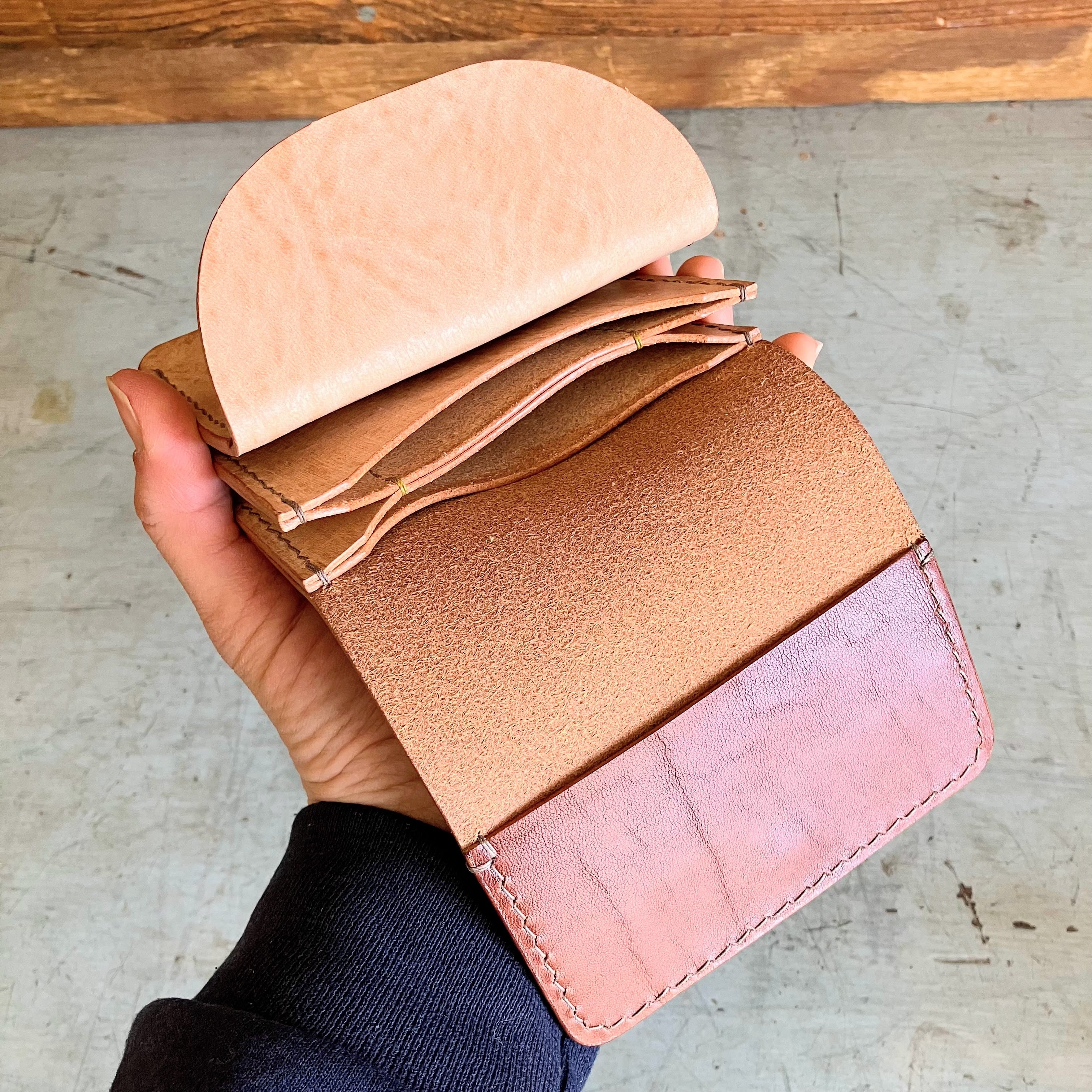 手縫いコンパクト革財布【キラクニ＋】ブラウン 個性的でもたっぷり