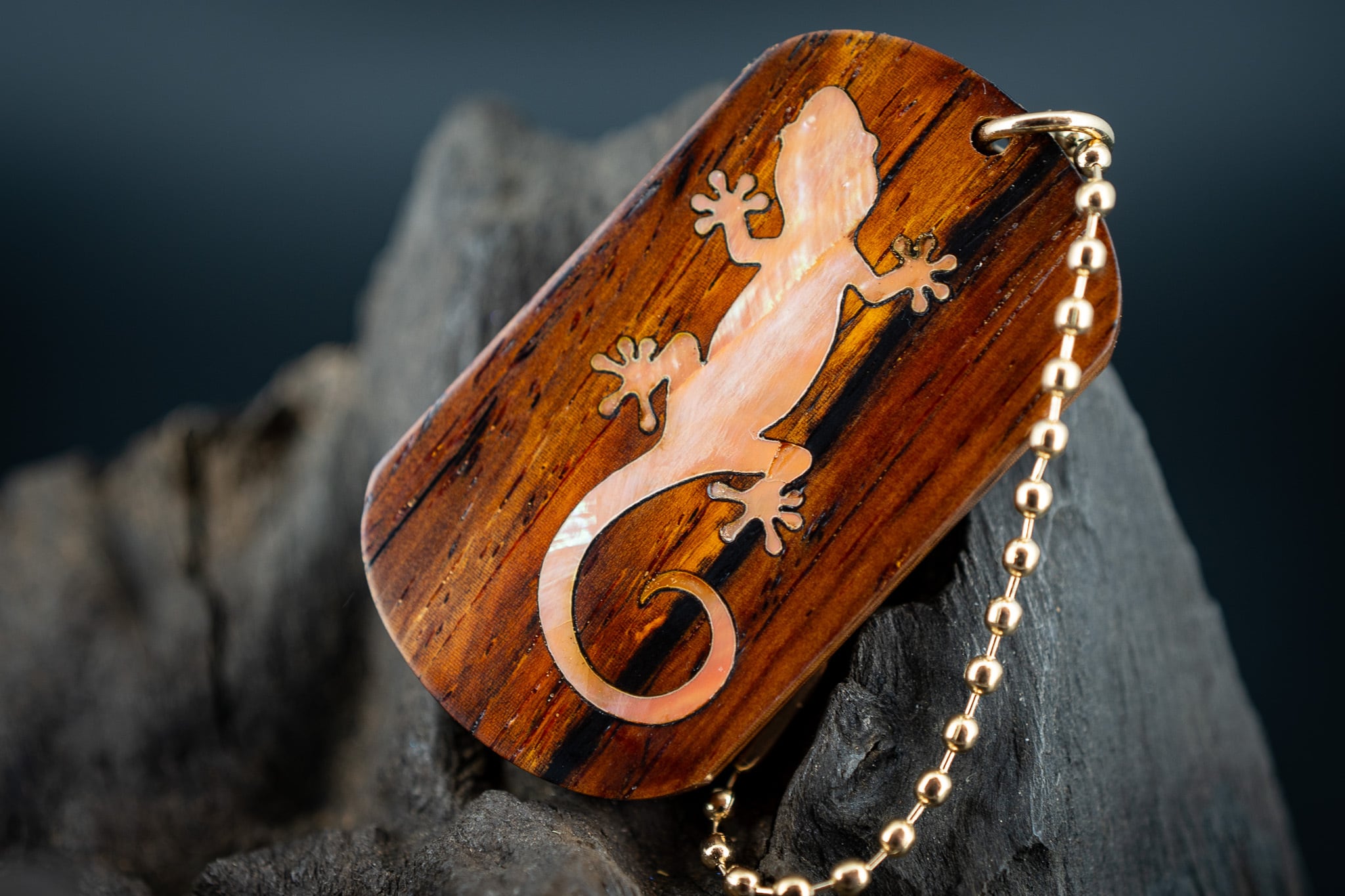 【 エスニックなローズウッド 】 ココボロ ドッグタグ 象嵌 木登りトカゲ