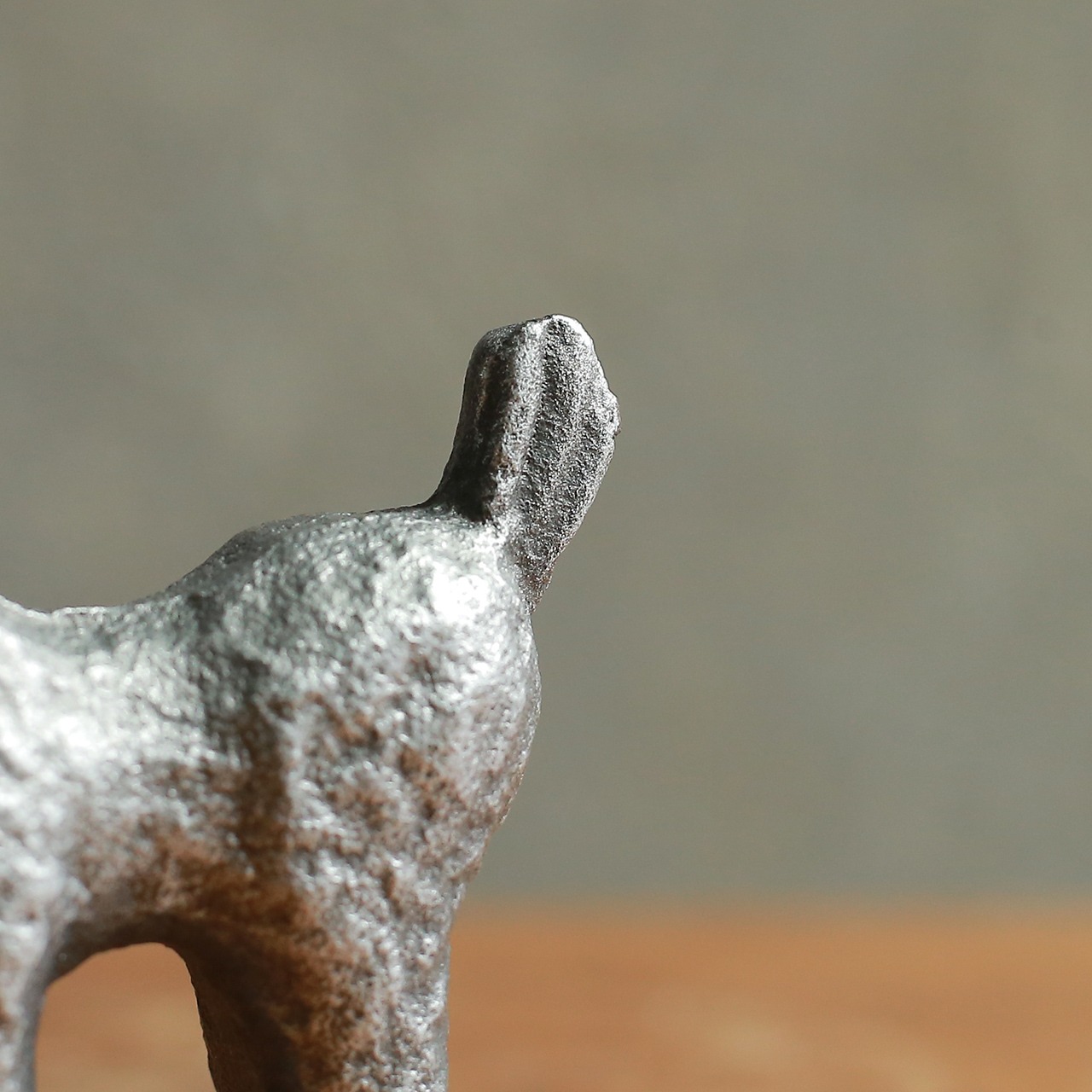 シルバーに輝く、ずっしり小さな馬