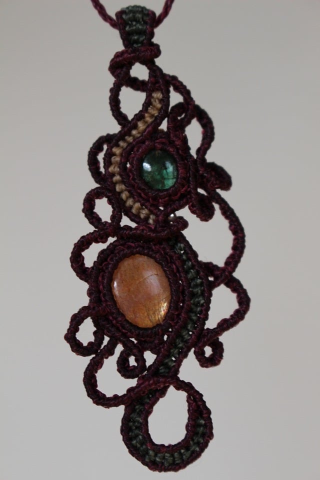 Emerald Sunstone micromacrame pendant