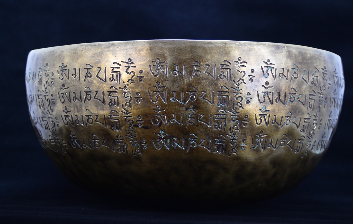 【一点物】マントラ彫りアンティークシンギングボウル約2511g(スティック付属) （シンギングボウル、ティンシャ専門店）Singing