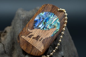 【砂漠の宝石】 デザートアイアンウッド ドッグタグ 象嵌 月と狼