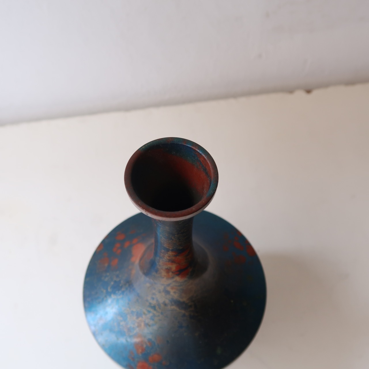 紺と朱の花瓶
