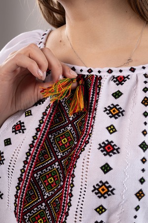 ウクライナ刺繍ヴィシヴァンカ・クラシック　手刺繍　麻　レディース・フリーサイズ