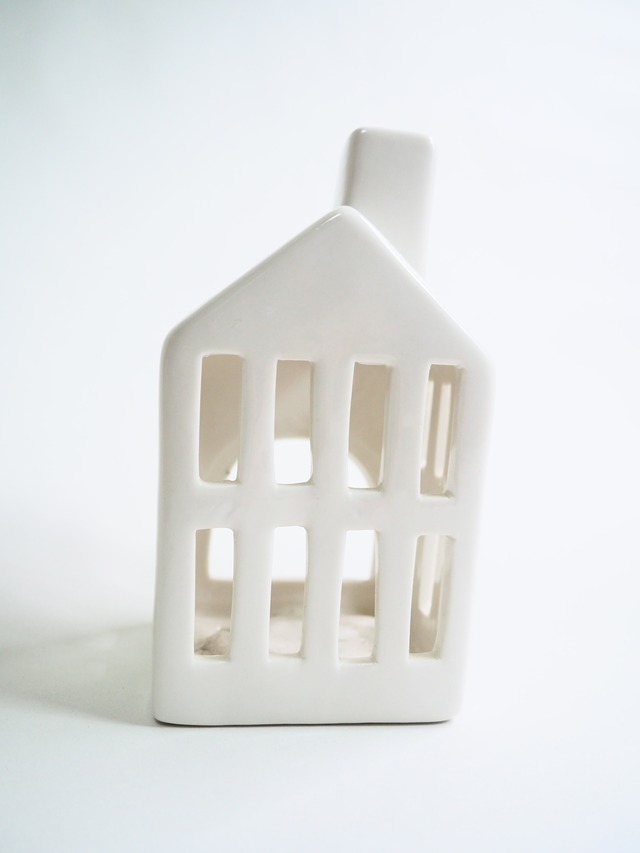 (21)A ceramic house object