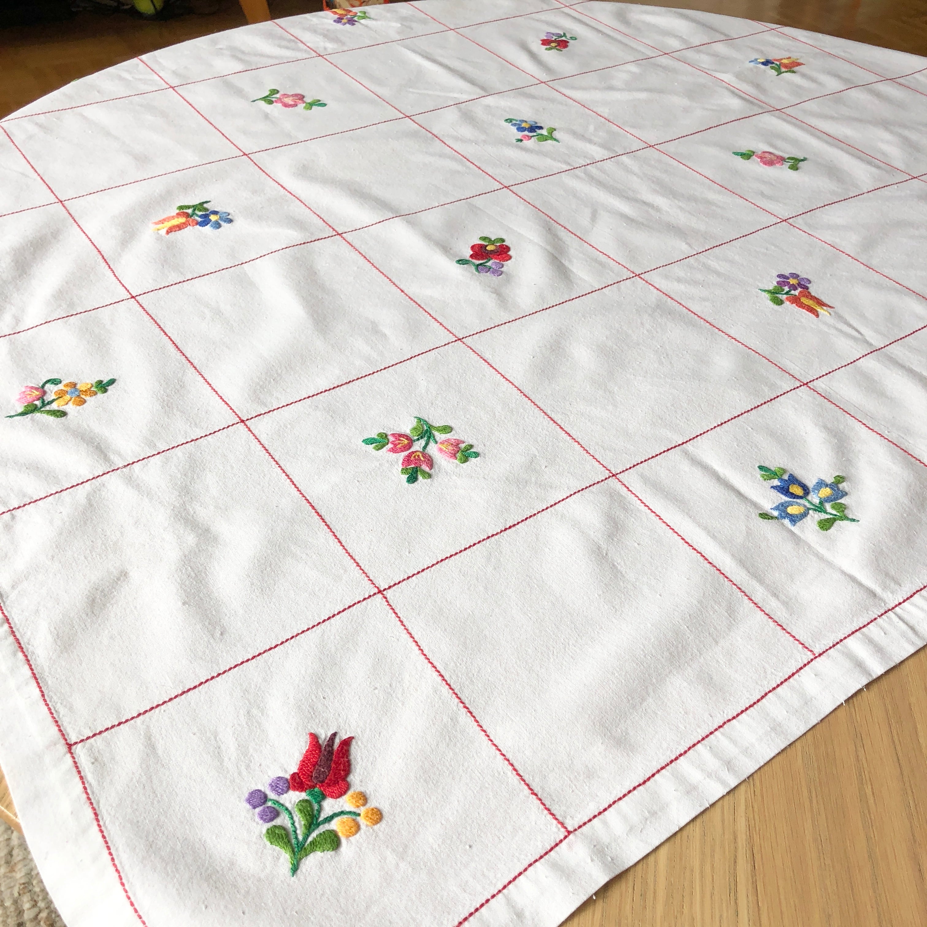カロチャ手刺繍　130×180　混紡リネン　テーブルクロス