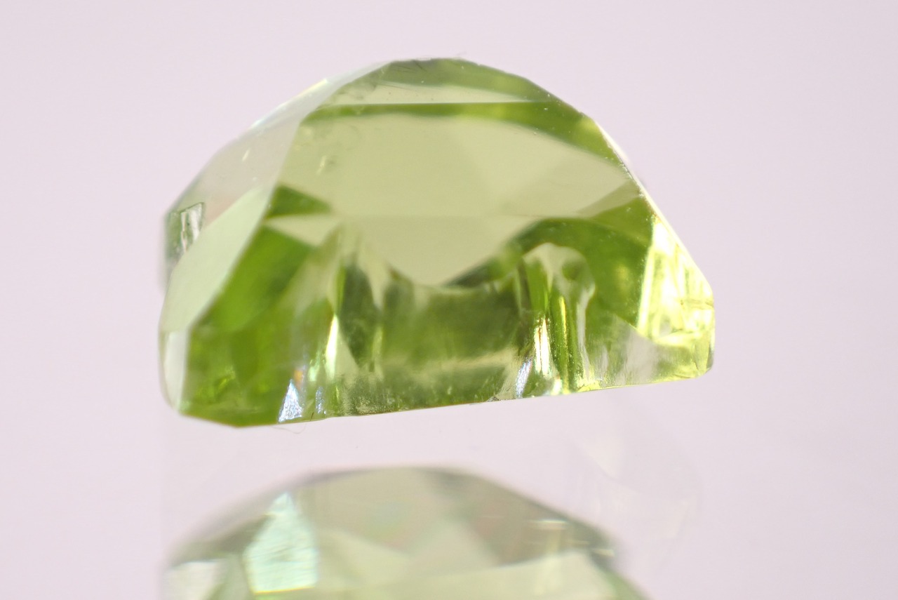 ペリドット(猫カット)　0.95ct　[D2-426]