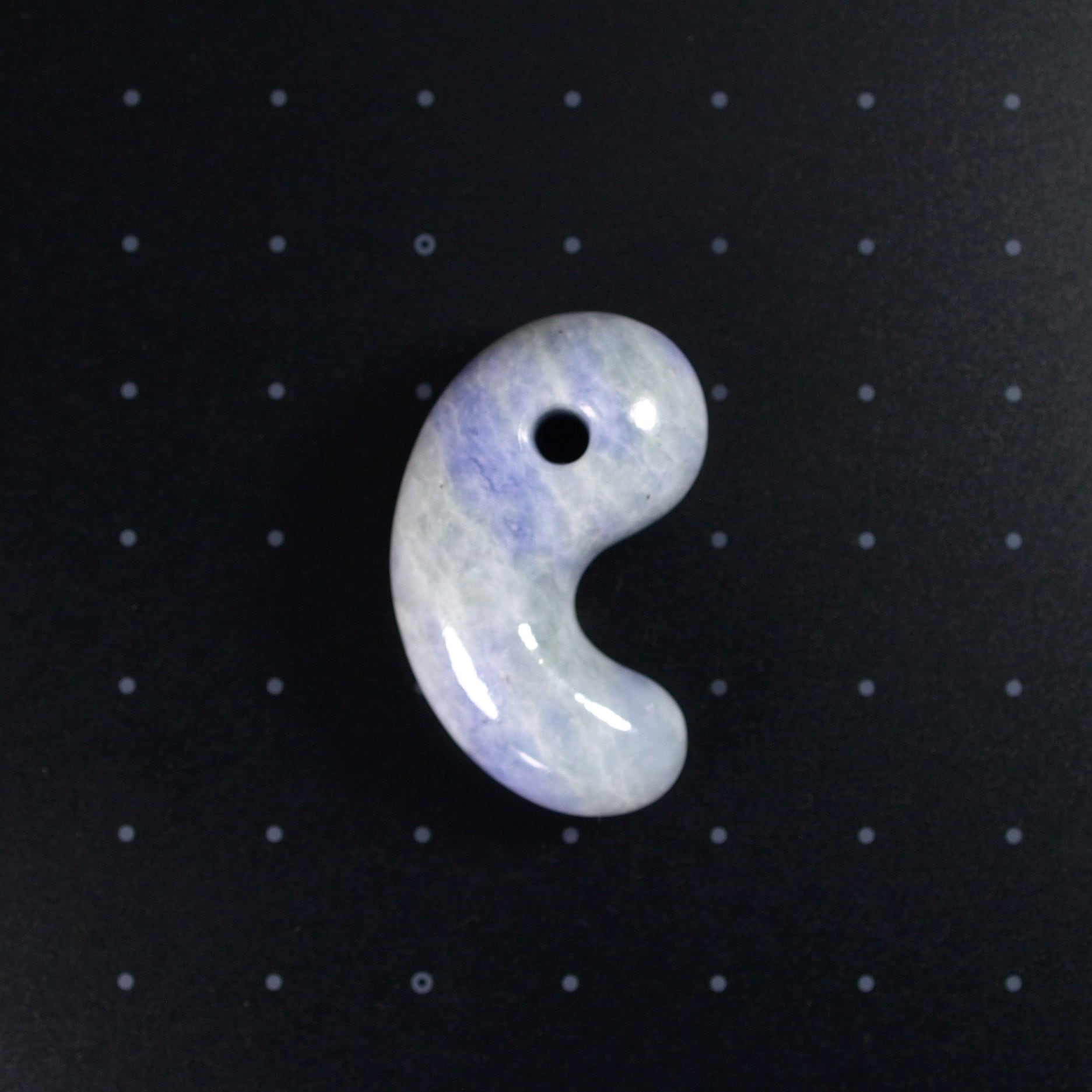 糸魚川翡翠 ラベンダー ヒスイ まがたま 勾玉 14.0g Lavender Jadeite