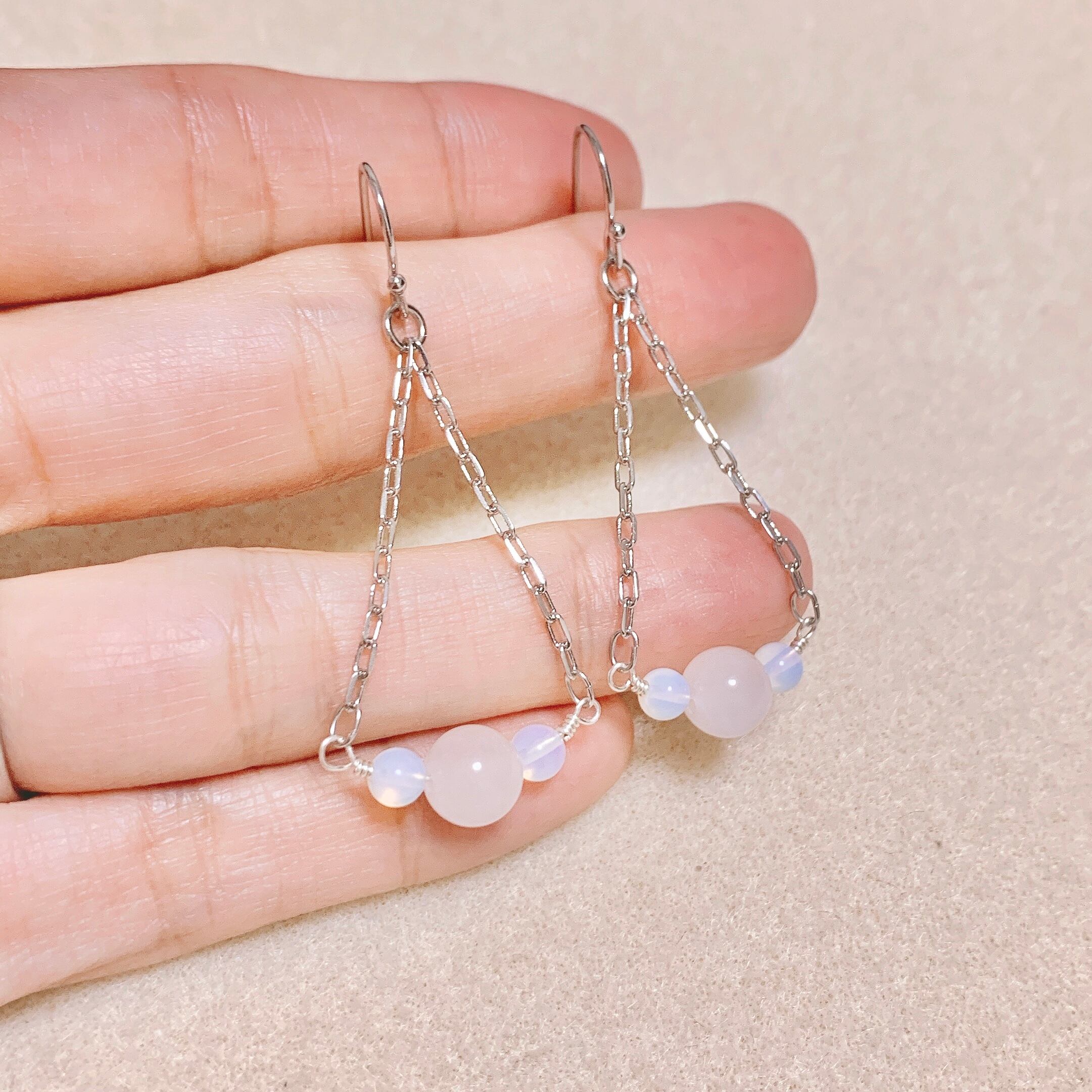 ティアドロップビーズの流れるらせんのピアス | ありさの宝箱-糸島-