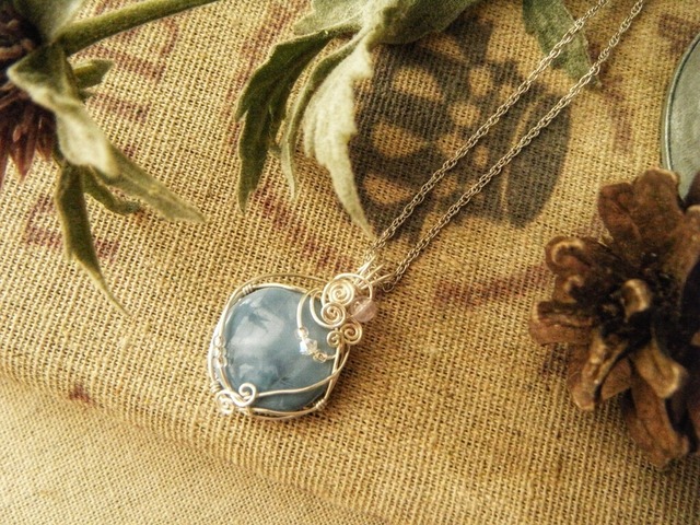 ブルーオパールのワイヤーペンダント