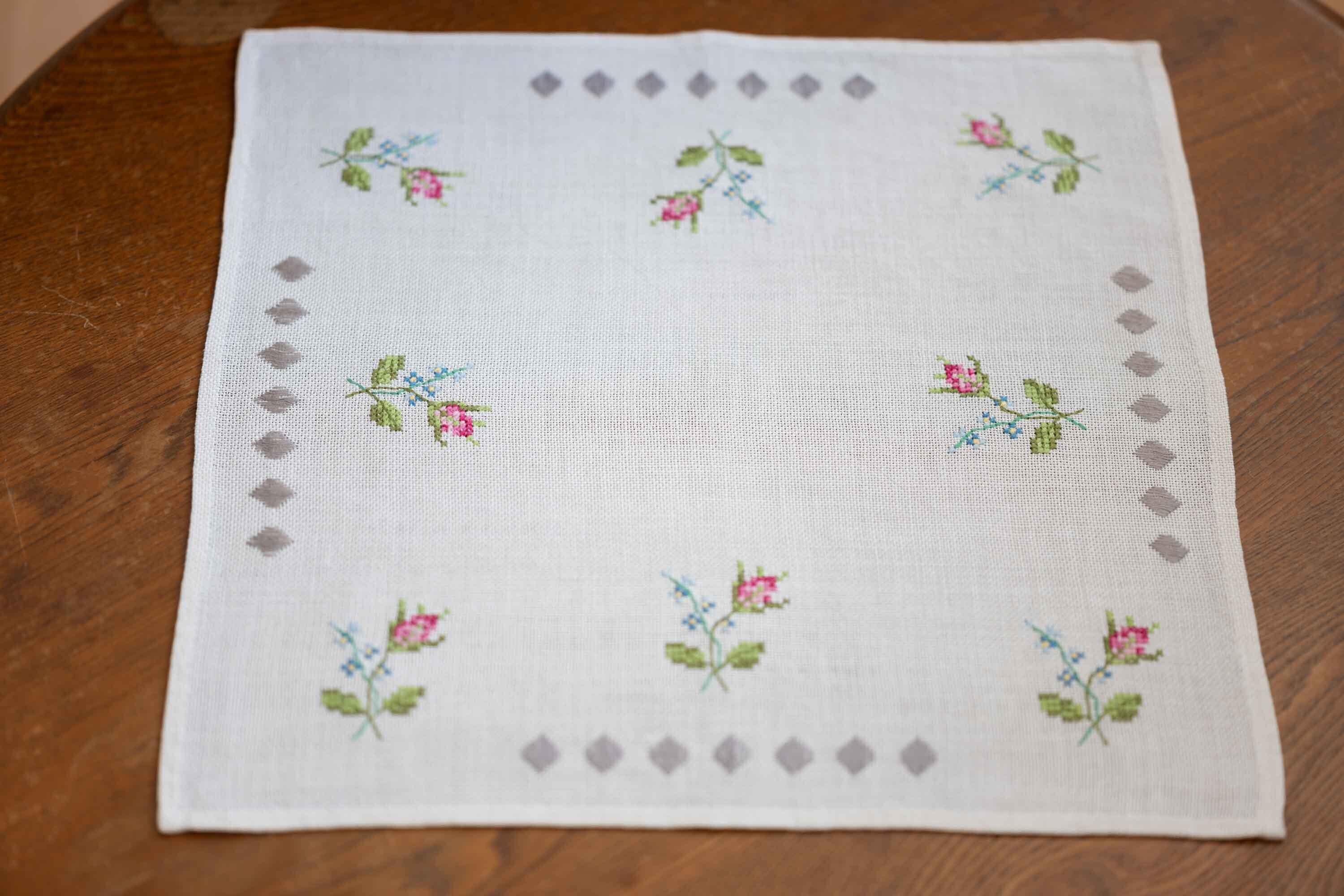 バラの蕾のデザインが珍しいですね。生地はおそらく麻。北欧仕入れ