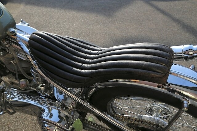 クラックレザー : 60sクラシック コブラシート ［縦タック&ロール］　(CCC01)