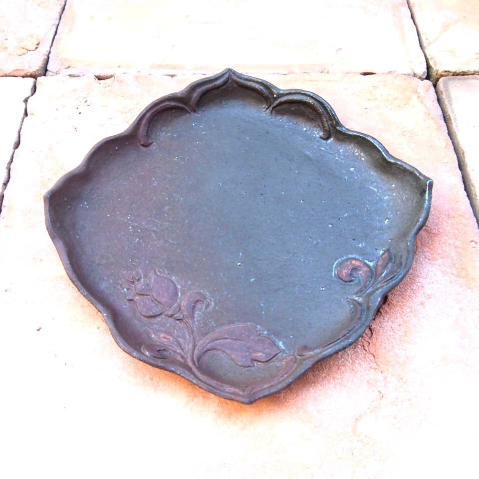 古角志奈帆(陶) 洋花文皿(小)(錆び)