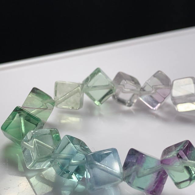 グラデーションキューブフローライトブレスレット