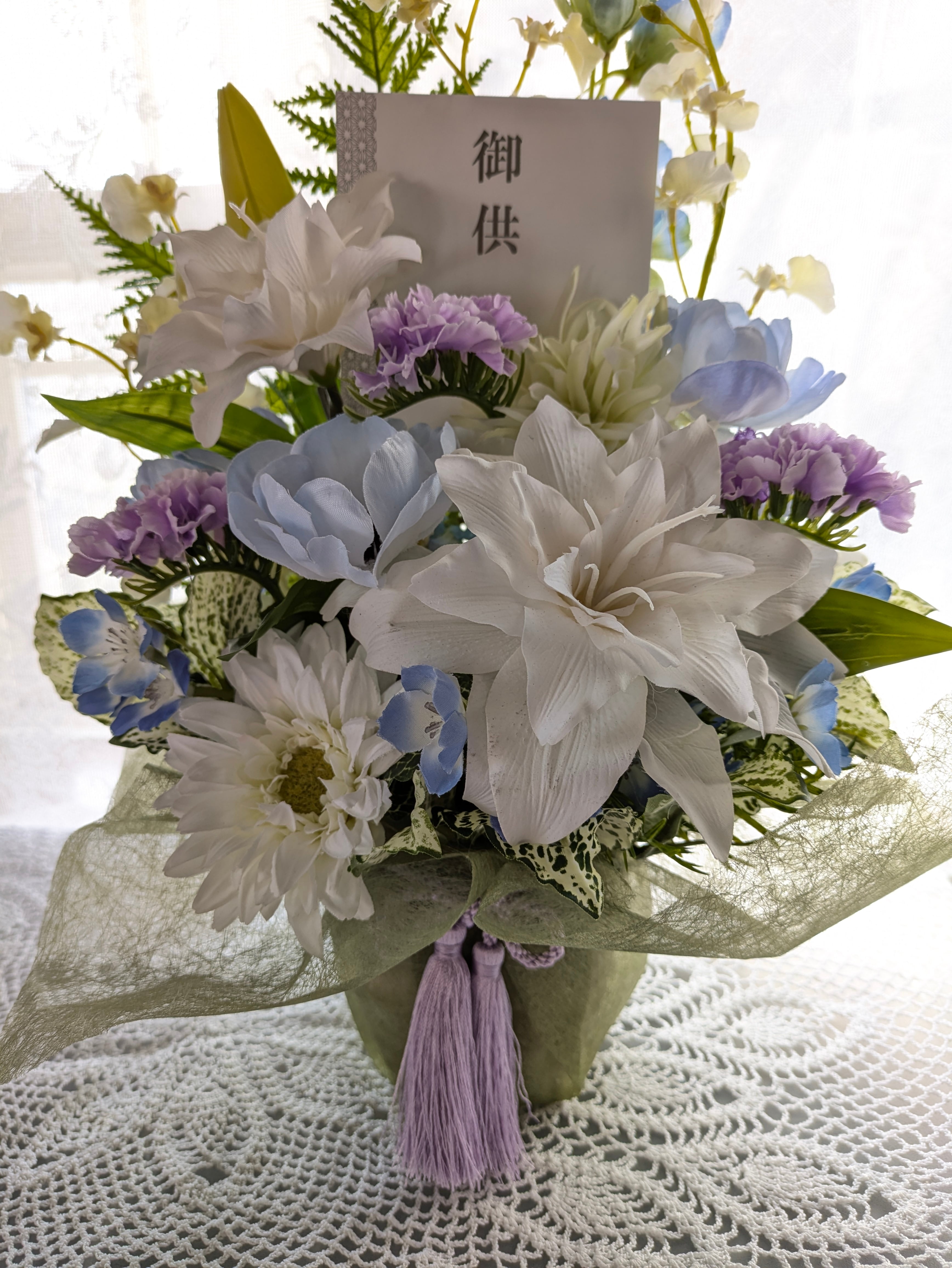 YSアウトレット 高級仏花 人気の淡いブルーのお供えアレンジメント