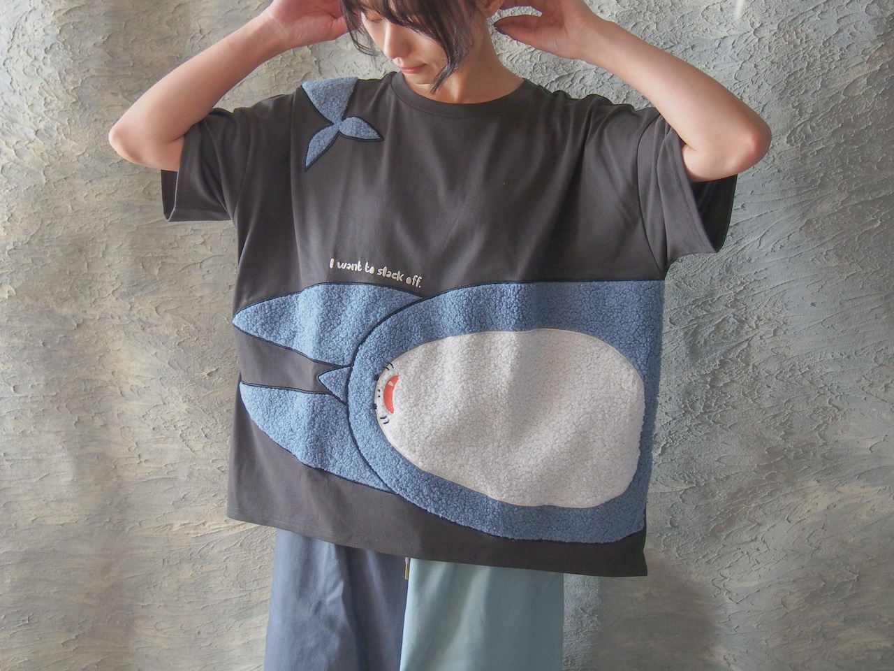 巻きついて離しません。巻きつき！ゆるだぼ サメ BIG 刺繍 Tシャツ　 - 2