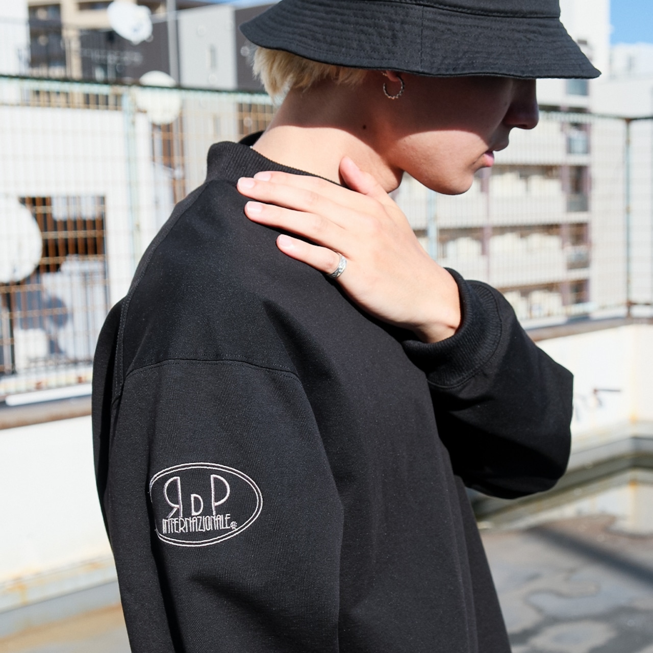 ベーマーク刺繍モックネックトップス