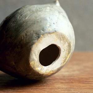 コロンと丸い、華やかな羽を持つ陶器の鳥 2