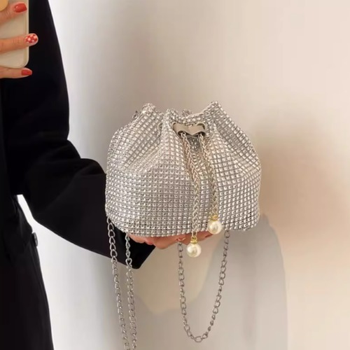 ショルダーバッグ レディース バッグ 鞄 かばん クロスボディバッグ 肩掛けバッグ 斜め掛けバッグ 巾着バッグ コンパクト 小さめ きらきら クリスタル チェーンストラップ カジュアル エレガント