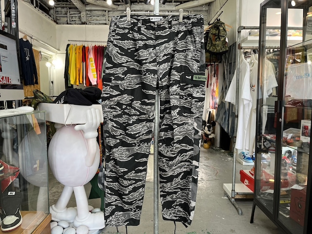 A BATHING APE × UNDEFEATED CARGO PANT BLACK LARGE 76294