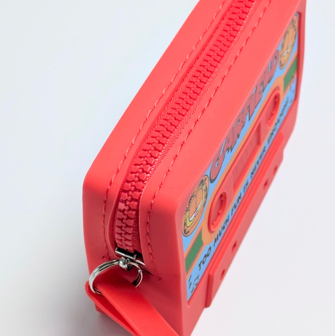 【 Garfield ( ガーフィールド ) 】SILICONE POUCH ( シリコーンポーチ ) カセットテープ型 ストラップ付き / 小物入れ / コインケース / コスメポーチ / シリコン〚アメリカン雑貨 アメトイ〛