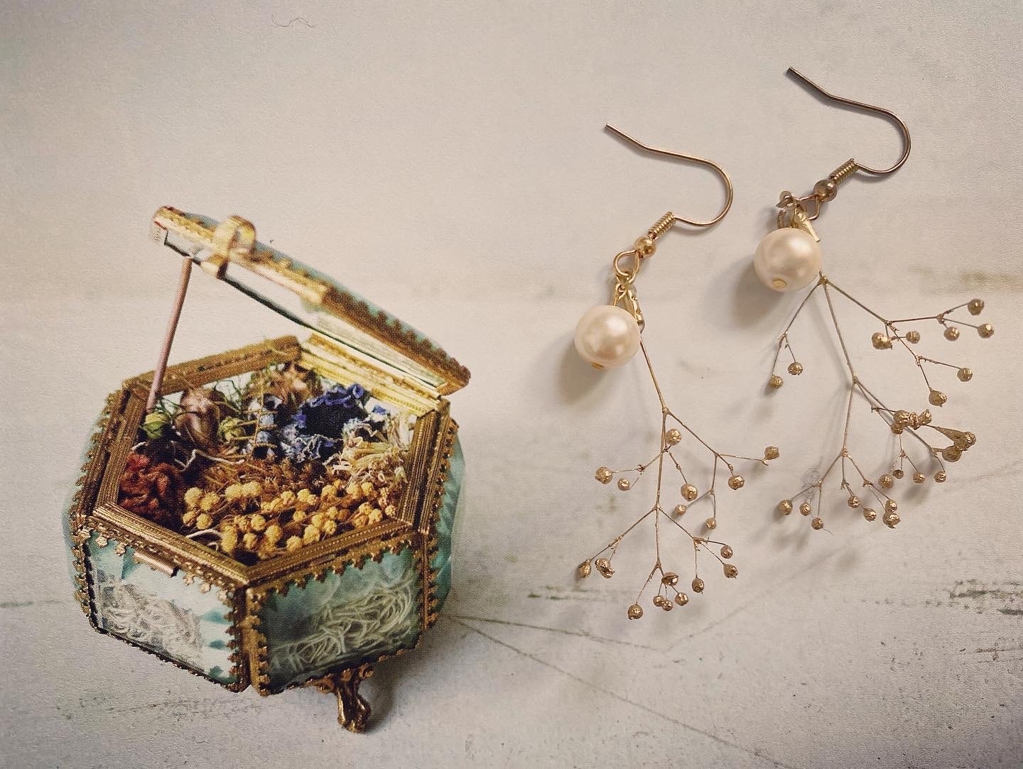 ゴールドのかすみ草とパール