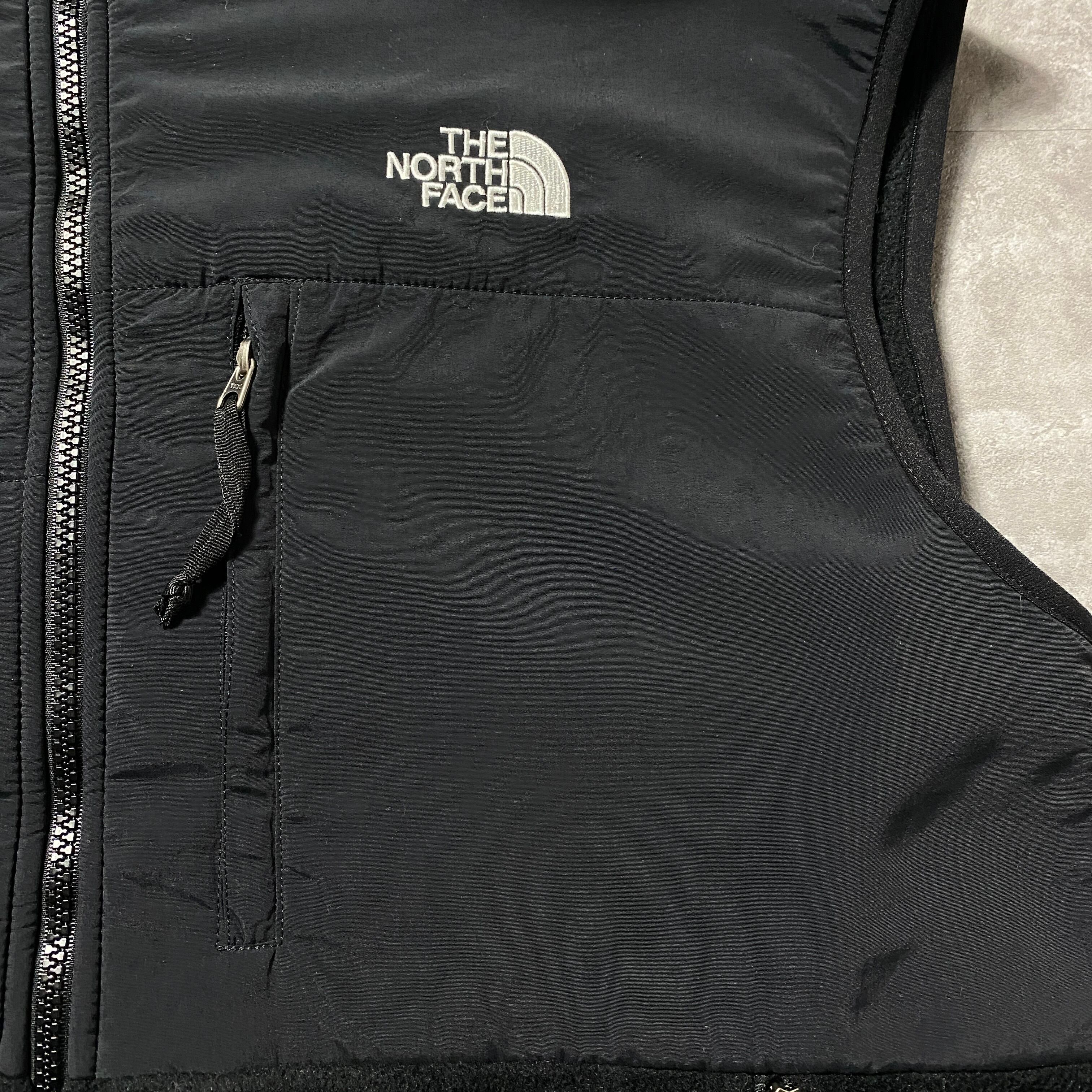 ノースフェイス デナリベスト フリース 刺繍ロゴ ブラック 黒 イエロー