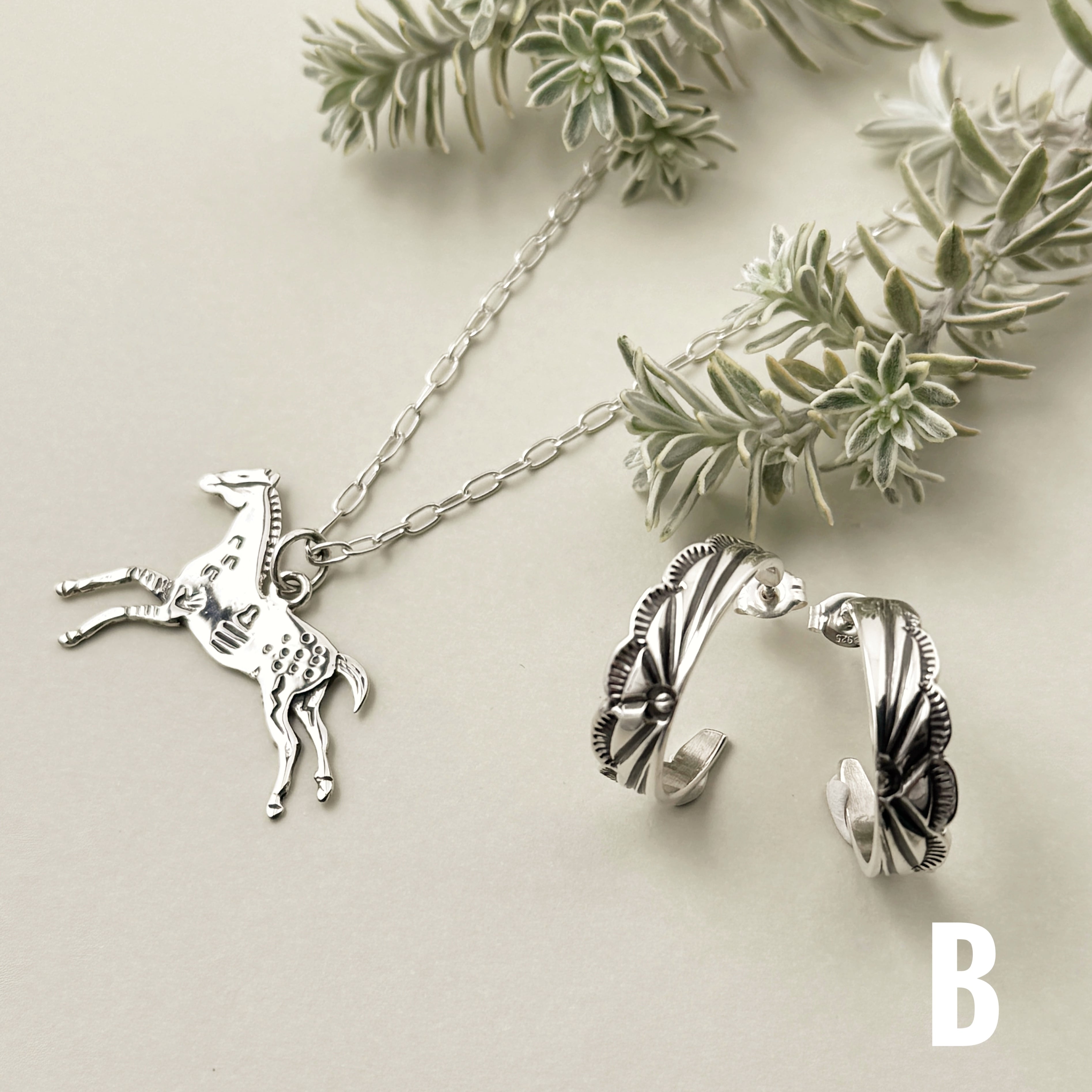 馬とペンダント 再々入荷】駆け抜ける馬 ペンダントトップ／ネックレス ホース 馬 蹄鉄