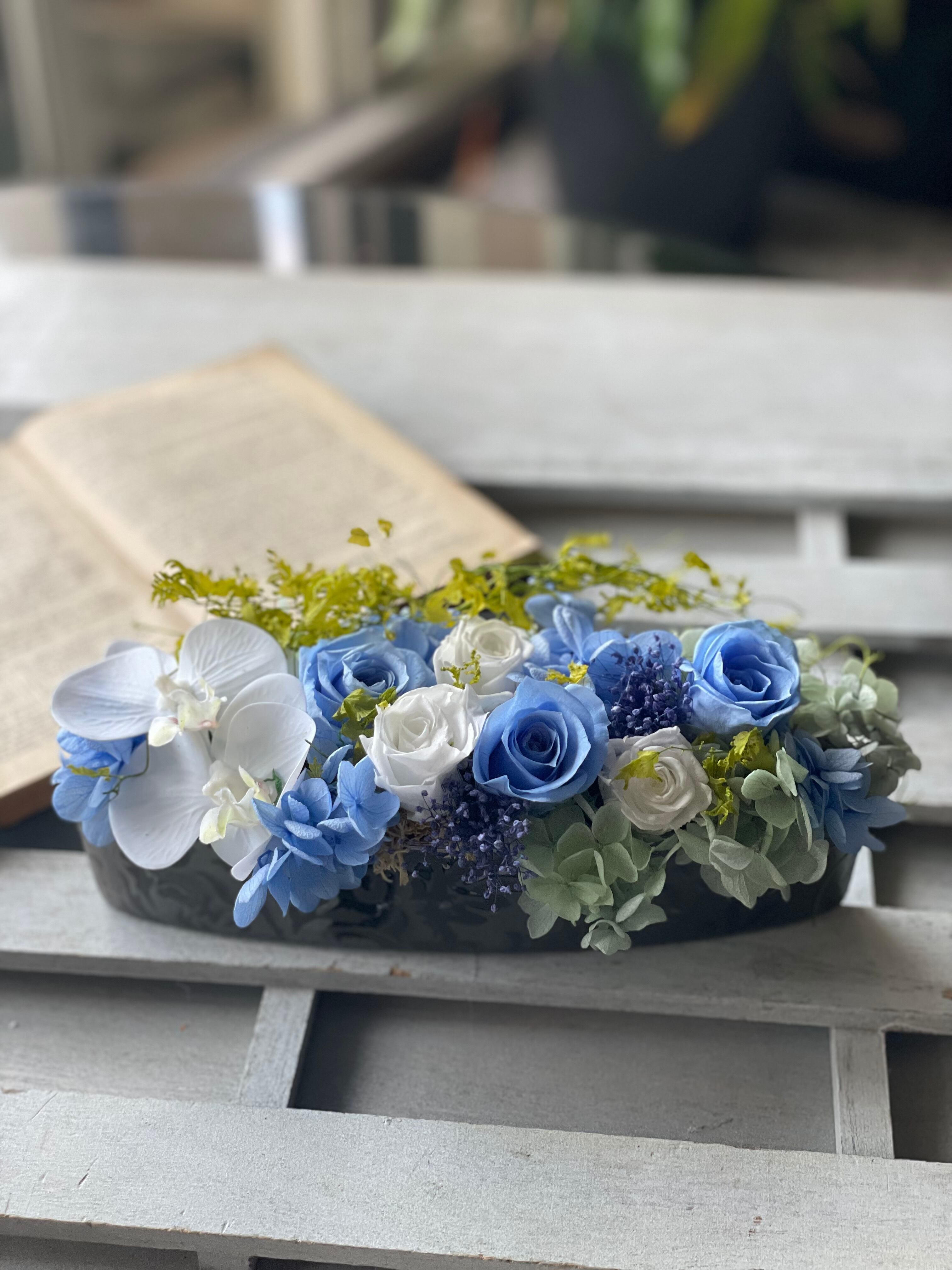 胡蝶蘭とブルーローズの横長のアレンジ 仏花 プリザーブドフラワー