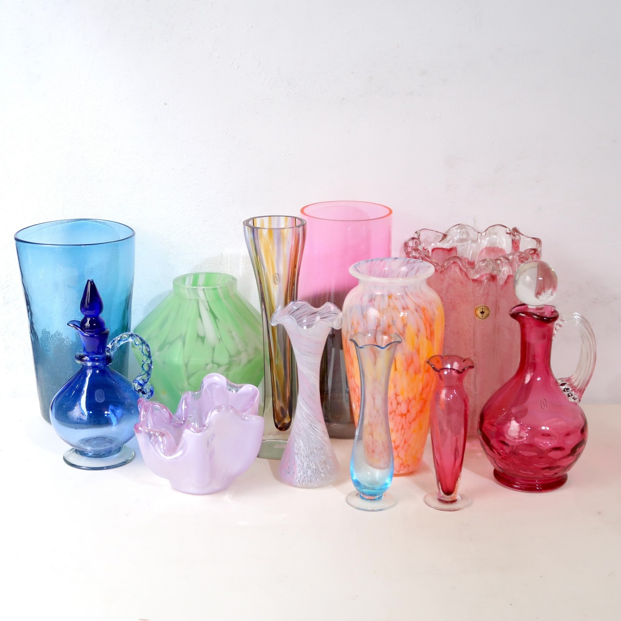 ビビッドピンクのガラスピッチャー