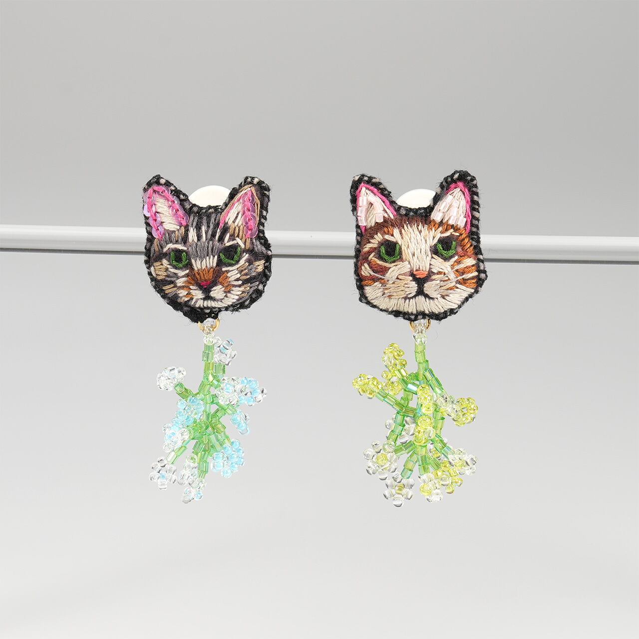 刺繍ピアス / 刺繍イヤリング Two cats and flower | tamaobazaaar