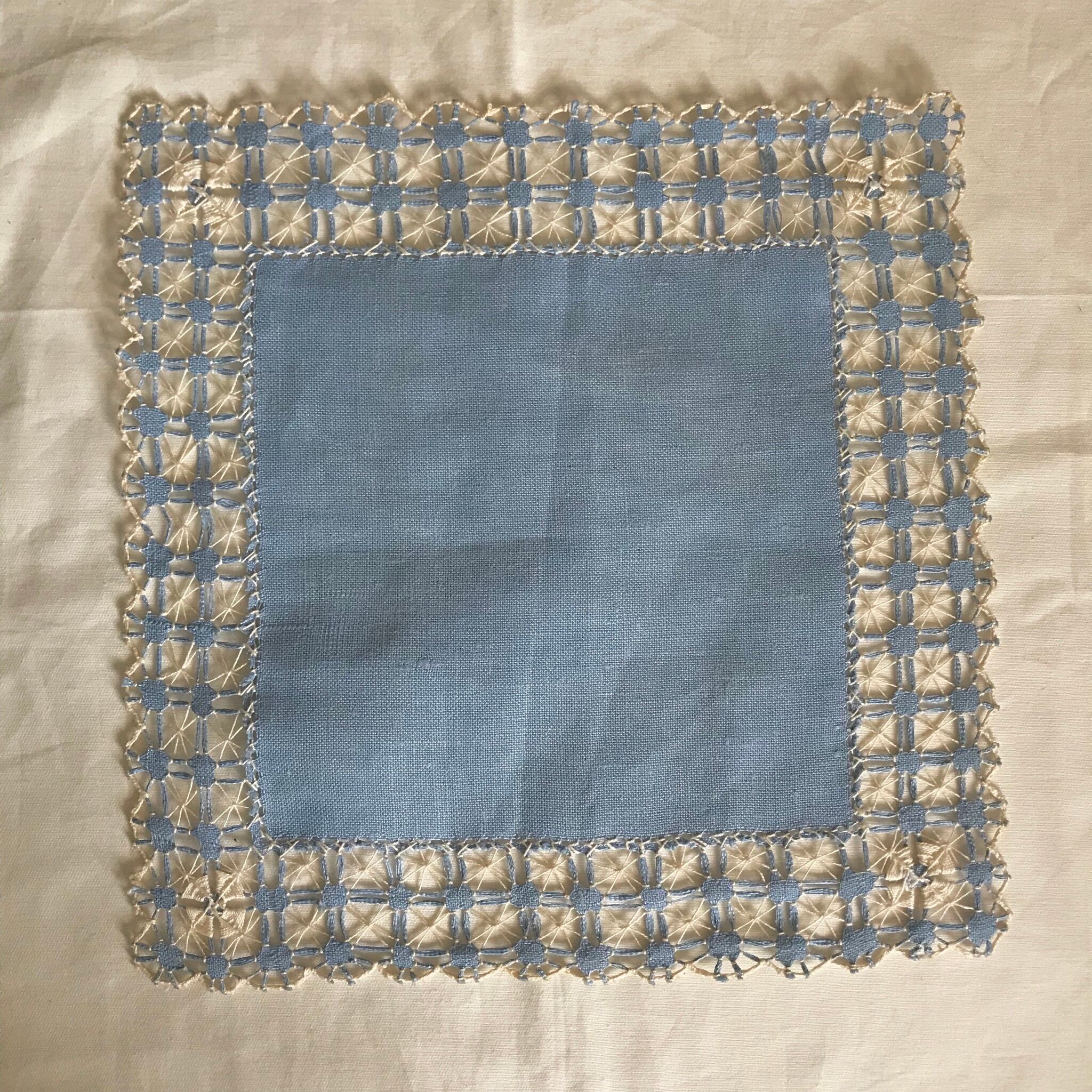 ふちの可愛い青い布