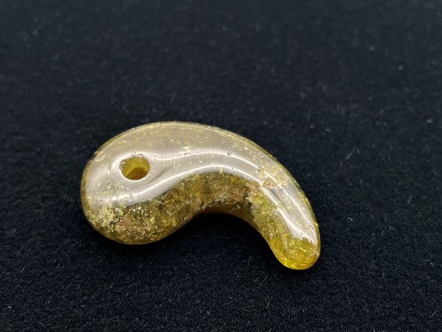 勾玉（グリーンガーネット）