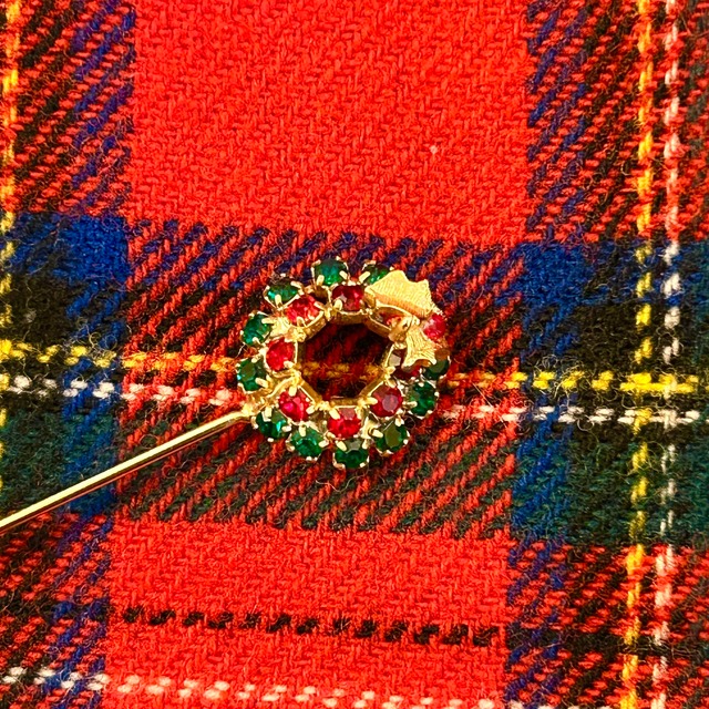Christmas wreath hat pin